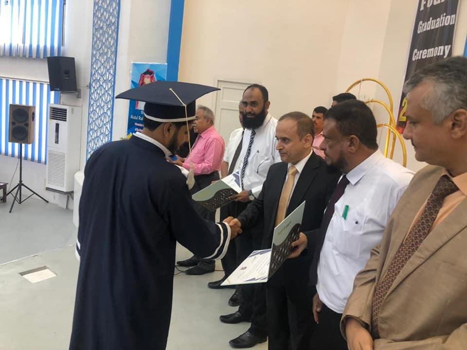 وزير التعليم العالي يكرم أوائل طلاب جامعة العادل، في العاصمة عدن.