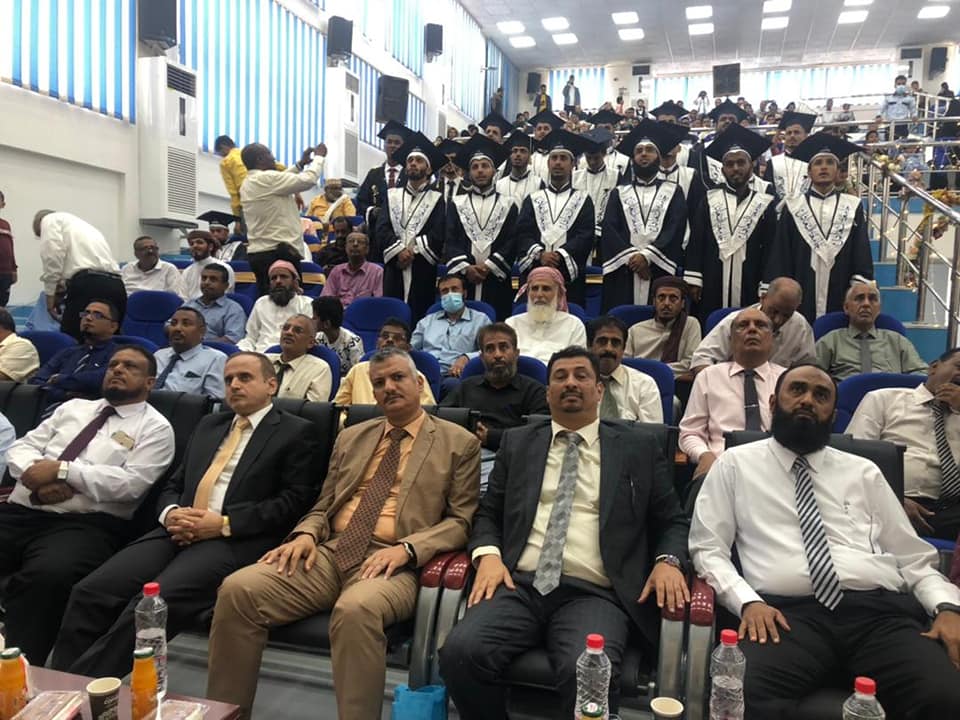وزير التعليم العالي يكرم أوائل طلاب جامعة العادل، في العاصمة عدن