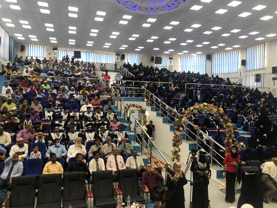 وزير التعليم العالي يكرم أوائل طلاب جامعة العادل، في عدن.